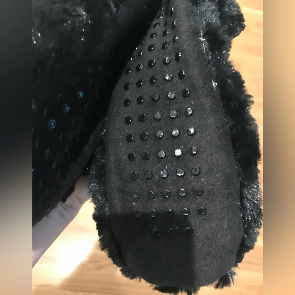 New 2 Pairs CAPELLI Faux Fur Pull-on Slipper Socks with Grippers size M/L NWT